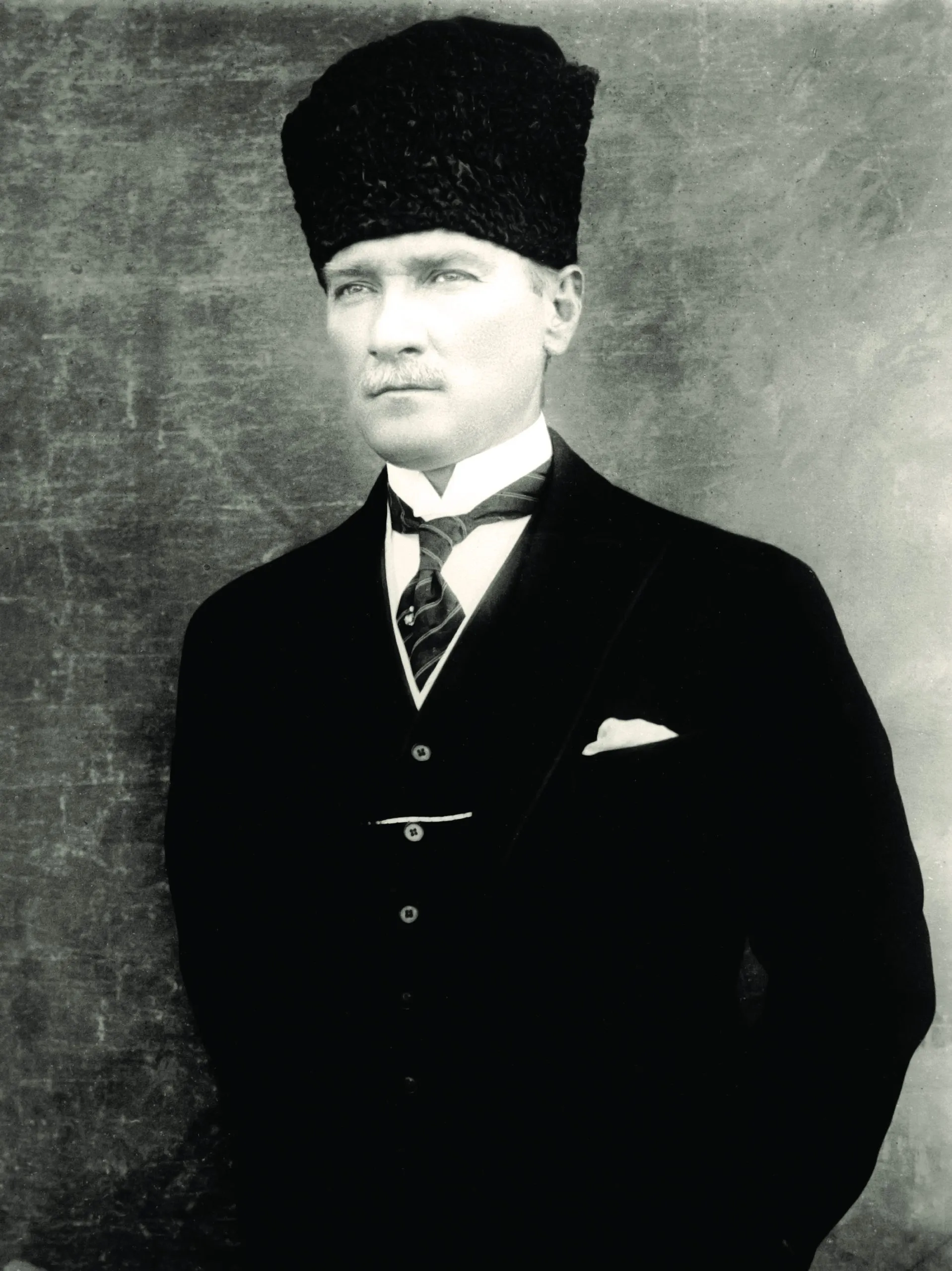 Mustafa Kemal kalpaklı, Büyük Millet Meclisi'nin açıldığı günlerde, 1920