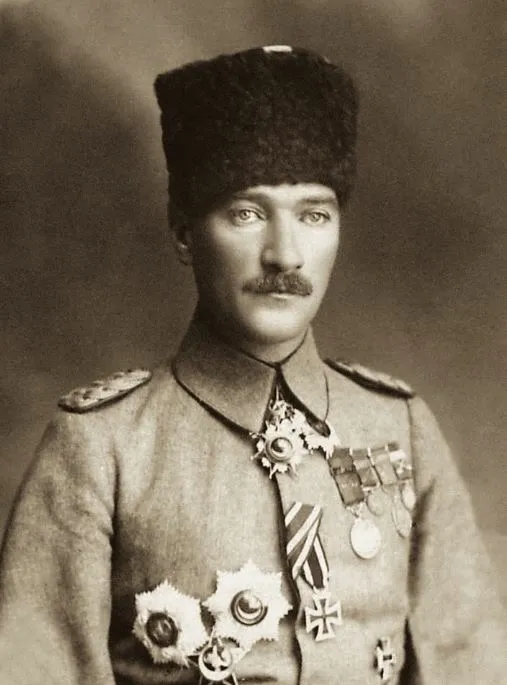 Mustafa Kemal Paşa üniformalı ve kalpaklı portresi, 1921
