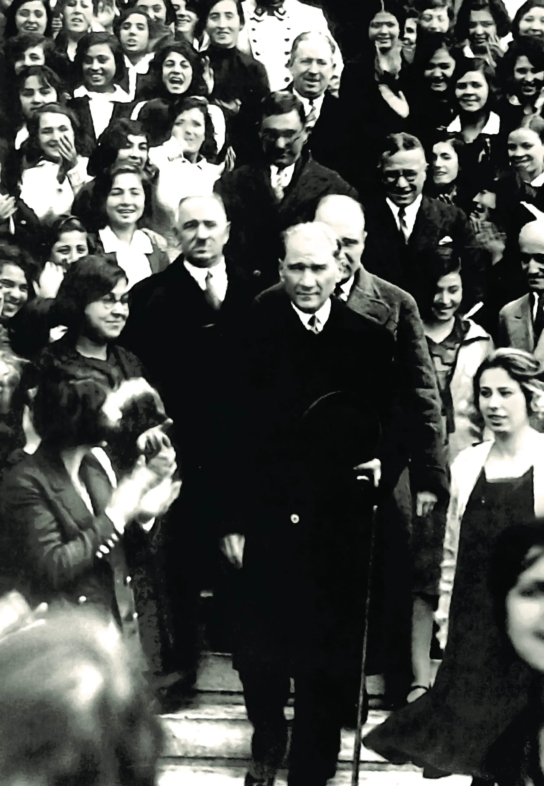 Atatürk İzmir Kız Lisesi'nde öğrencilerin arasında, 1 Şubat 1931