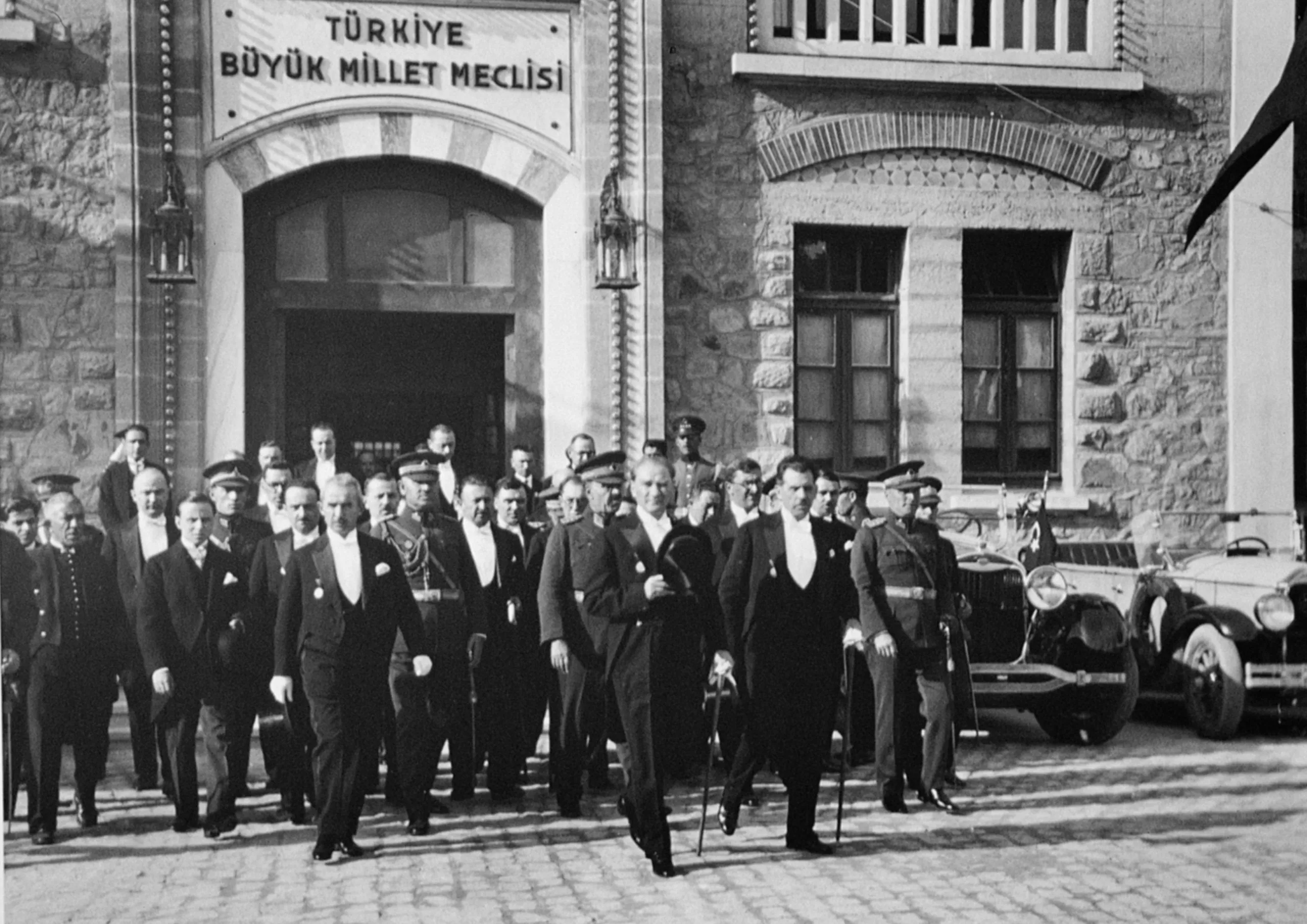 Atatürk, Cumhuriyet'in 10. yılında Meclis binası önünde, 29 Ekim 1933