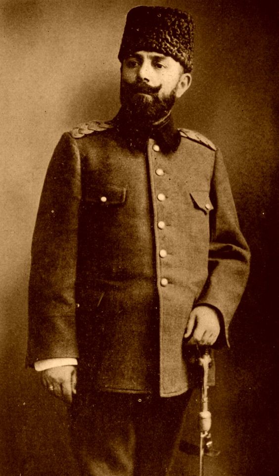 Cemal Paşa kalpaklı üniformasıyla ayakta