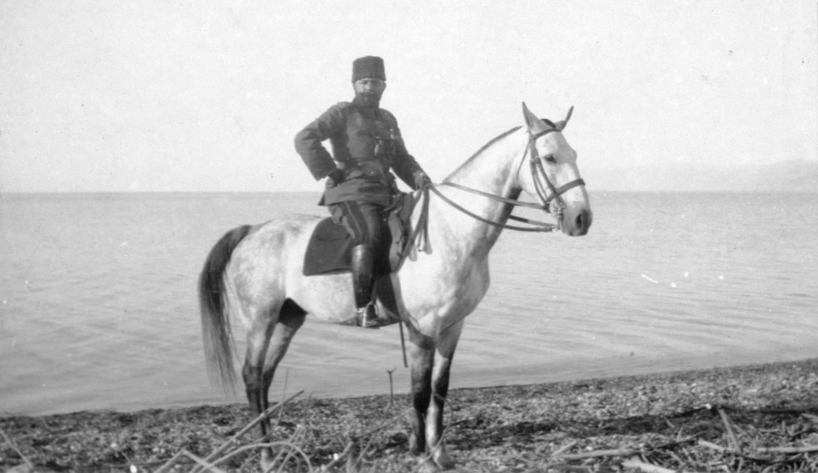Cemal Paşa Lut Gölü kıyısında at üstünde