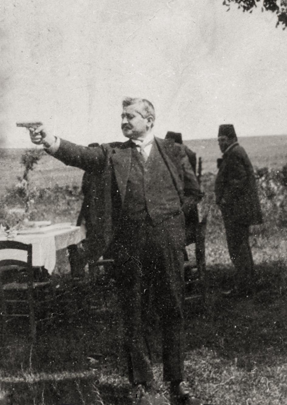 Mehmed Talat Paşa sonraki yıllarda bir hatıra fotoğrafında